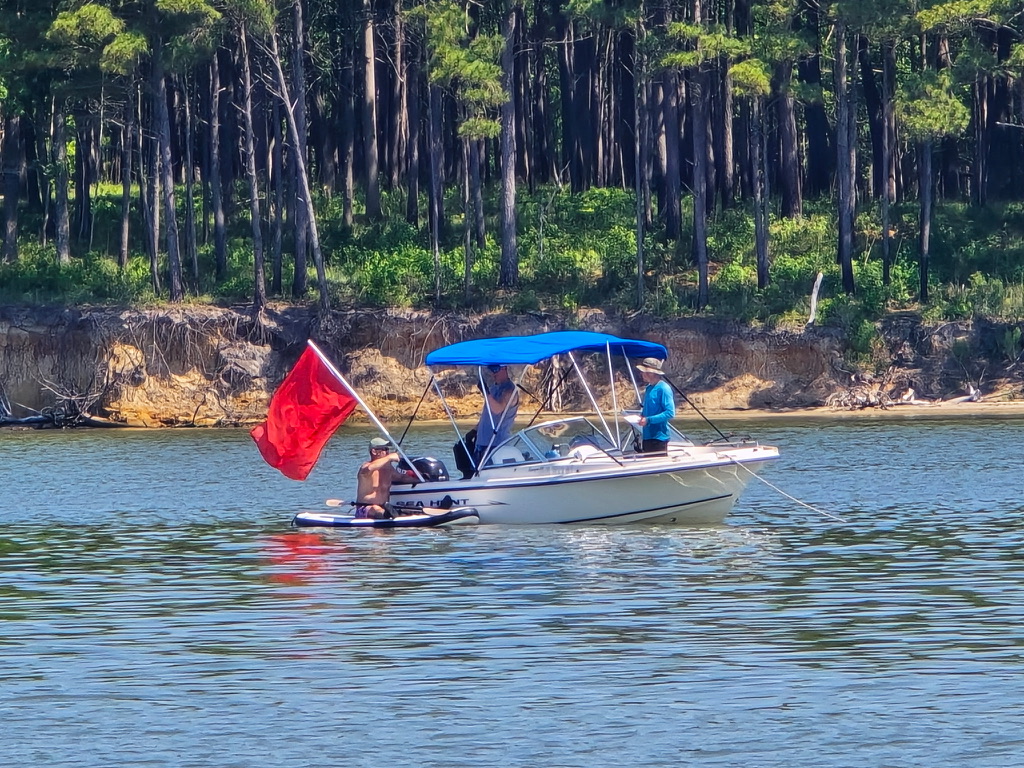 Sea Hunt 18 at a shoreline launch with dive crew